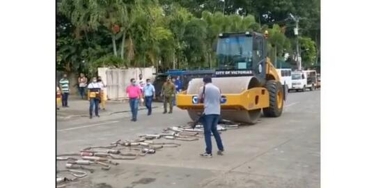 Ngeri, Heboh Video Sebuah Alat Berat Melindas Ratusan Knalpot Racing! Dimana Nih?