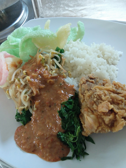 Pecel Siram Daun Kenikir, Sedap Juga Kaya Manfaat