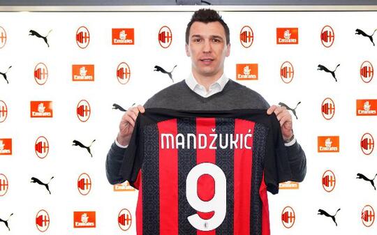 Punya Dua Striker Gaek, AC Milan Masih Menjadi Tim Paling Muda