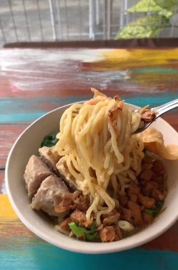 Bule di Yogyakarta Jualan Mie Ayam, Harga Seporsinya Rp 7 Ribu!