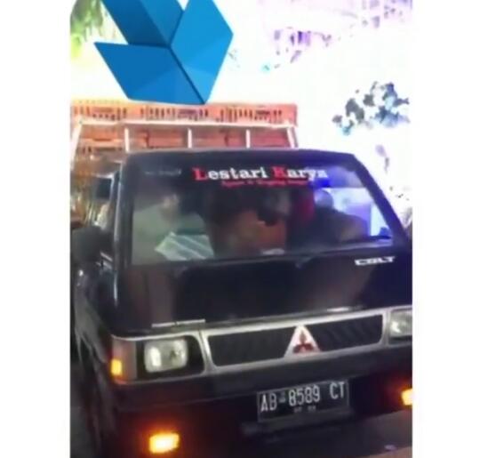 Nggak Beretika, Mobil Pick Up Pengangkut Ayam Tiba-tiba Lewat di Depan Pelaminan!
