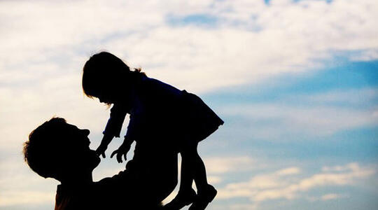 Anak Perempuan Ini Melukis Wajah Ayahnya, Hasilnya Bikin Gagal Fokus