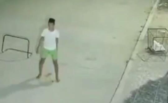 Viral, Seorang Bocah Sengaja Jatuhkan Pengendara Motor dengan Bola! Jail atau Hobi?
