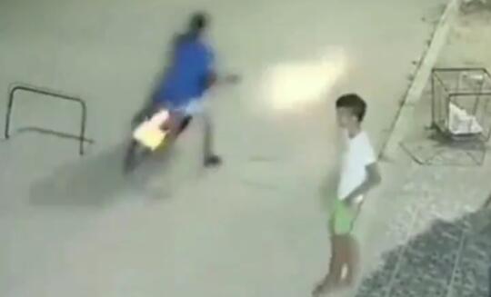 Viral, Seorang Bocah Sengaja Jatuhkan Pengendara Motor dengan Bola! Jail atau Hobi?