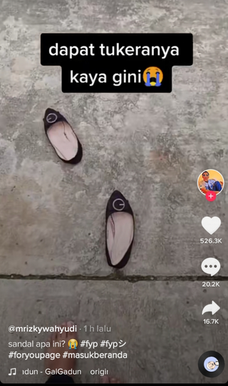 Bikin Ngakak Tapi Kasian, Sandal Pemuda Ini Tertukar Dengan Sepatu Flat Habis Jumatan