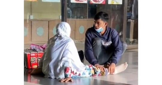 Bikin Haru, Pria Muda Pijiti Kaki Ibunya yang Duduk Kelelahan di Bandara! Contoh Baik
