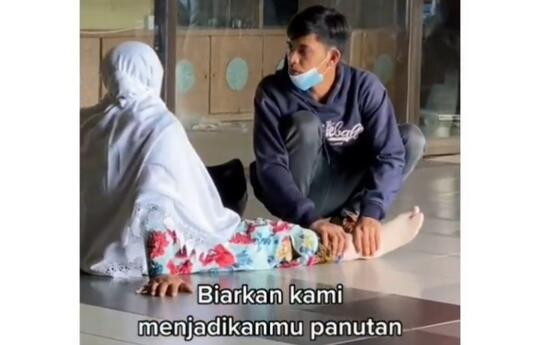 Bikin Haru, Pria Muda Pijiti Kaki Ibunya yang Duduk Kelelahan di Bandara! Contoh Baik