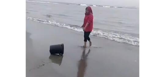 Tidak Patut Dicontoh, Viral Seorang Emak dengan Sengaja Membuang Sampah di Laut!