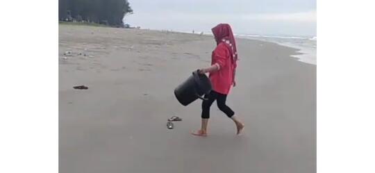 Tidak Patut Dicontoh, Viral Seorang Emak dengan Sengaja Membuang Sampah di Laut!