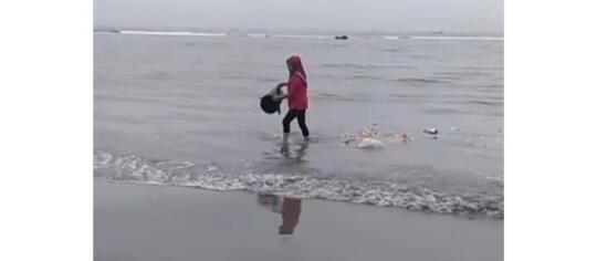 Tidak Patut Dicontoh, Viral Seorang Emak dengan Sengaja Membuang Sampah di Laut!