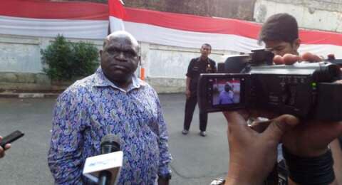 Dihina Gorila, Natalius Pigai: Rasis, Menteri Jokowi Tak Ada dari Papua!