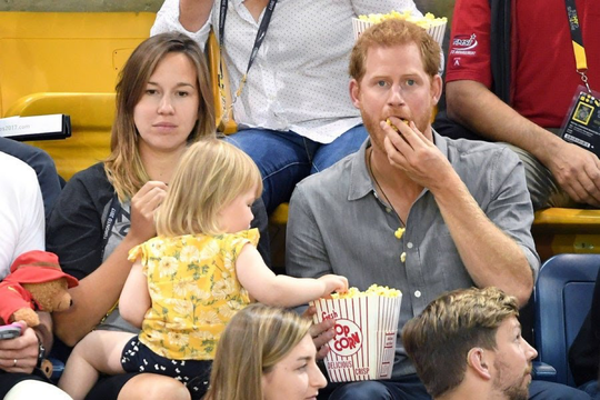 Momen Menggemaskan Pangeran Harry Diusilin Anak Kecil