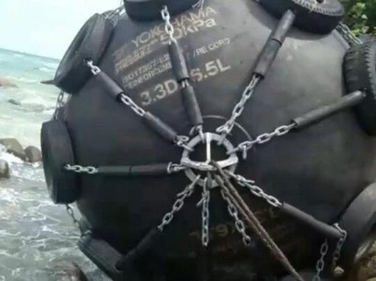 Bola Hitam Besar Bertuliskan 'Yokohama 50KPa' Ditemukan di Pantai Bintan
