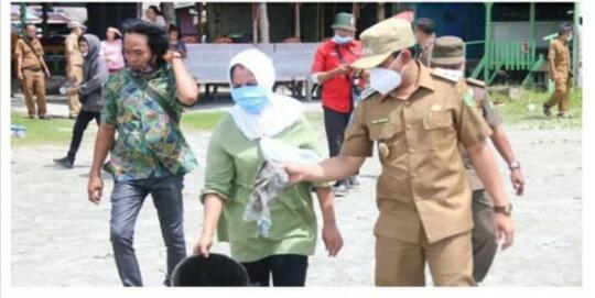 Tidak Patut Dicontoh, Viral Seorang Emak dengan Sengaja Membuang Sampah di Laut!