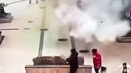 Video Viral ! Bocah 'MAIN' Petasan, 5 Penutup Saluran Air Meledak Dan Terbang !