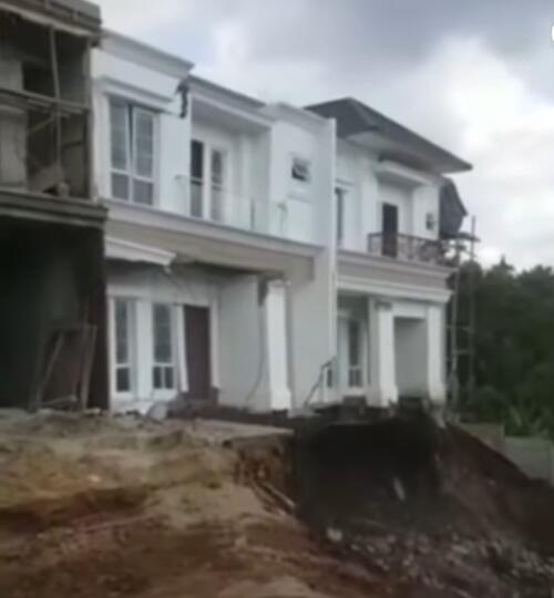 Rugi Besar! Dua Rumah Mewah di Lampung Ini Tiba-tiba Ambruk