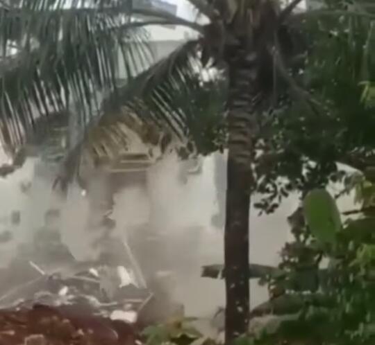 Rugi Besar! Dua Rumah Mewah di Lampung Ini Tiba-tiba Ambruk