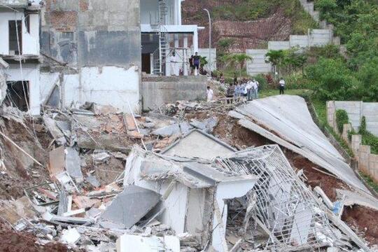 Rugi Besar! Dua Rumah Mewah di Lampung Ini Tiba-tiba Ambruk