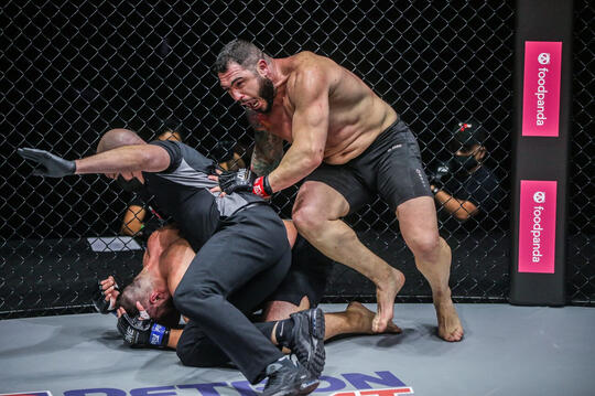 Kala 'The Hammer' Kalahkan Lawan Lewat Palu di Tangannya