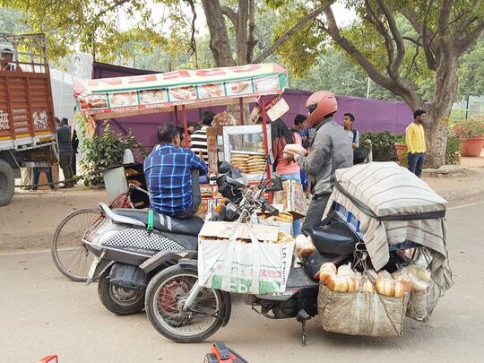 Menengok Cara Penyajian Jajanan Pinggir Jalan di India yang Pakai Tangan