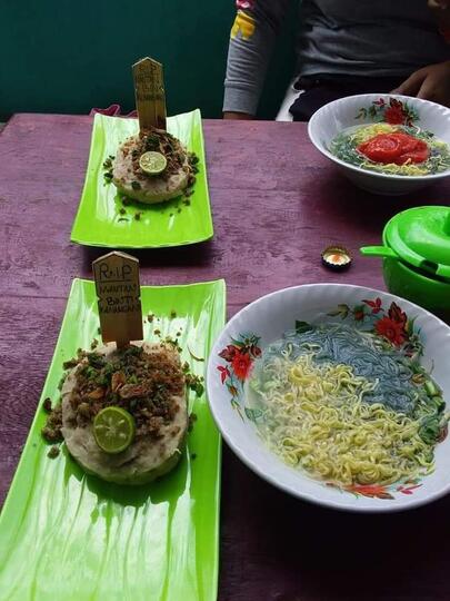 Saat Menikmati Kuliner Bakso Kuburan Mantan, Apa yang Terlintas di Benak Agan?