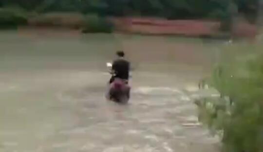 Akibat Naik Motor Ugal-ugalan Tak Tahu Aturan di Jalan, Remaja Ini Nyebur ke Empang!