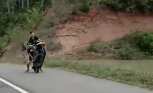 Akibat Naik Motor Ugal-ugalan Tak Tahu Aturan di Jalan, Remaja Ini Nyebur ke Empang!