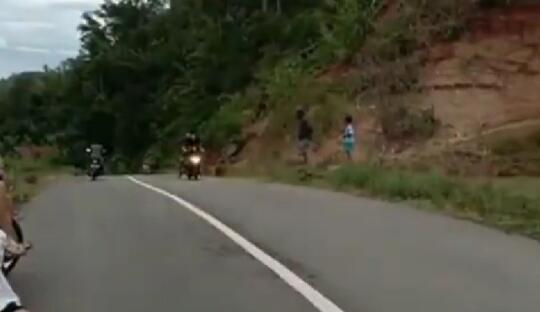 Akibat Naik Motor Ugal-ugalan Tak Tahu Aturan di Jalan, Remaja Ini Nyebur ke Empang!