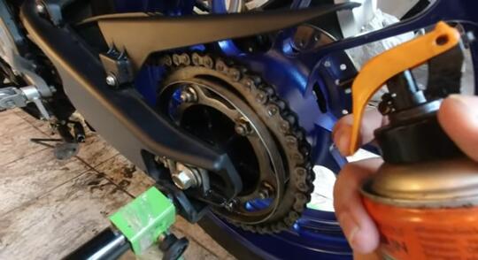 Bangkitkan Jiwa Balap Dengan Yamaha R15, Begini Perawatan Agar Mulus Saat Berkendara