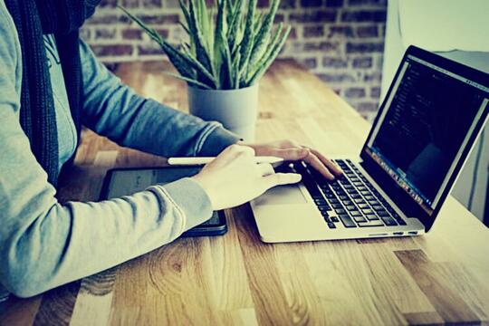 Tips Memilih Laptop untuk Pekerja Kantoran dan Pelajar