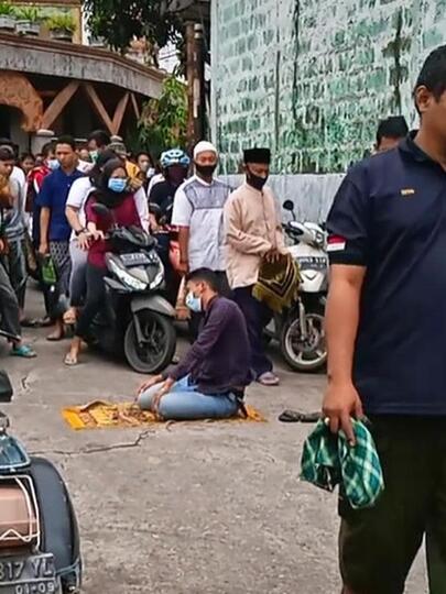 Viral Video Pria Salat di Tengah Jalan, Aksi Warga Sekitar Jadi Sorotan