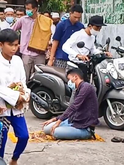 Viral Video Pria Salat di Tengah Jalan, Aksi Warga Sekitar Jadi Sorotan