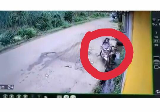 Ngakak Tapi Kasihan! Detik-detik Atraksi Cewek Bonceng Tiga Terjun Ke Selokan