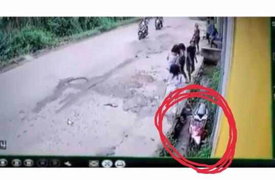 Ngakak Tapi Kasihan! Detik-detik Atraksi Cewek Bonceng Tiga Terjun Ke Selokan
