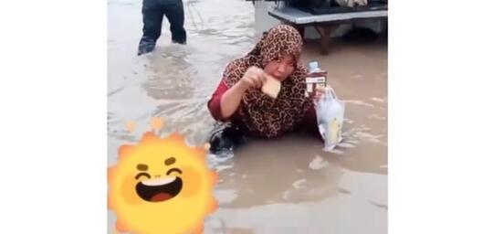 Aksi Emak-emak Makan Roti Dicelup Air Banjir Bikin Netizen Bingung! Emang Gak Bahaya?