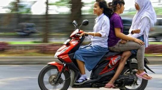 Kacaw Bor! Bawa Motor Bonceng Tiga, Ga Pakai Helm, Sanksinya Berat Loh