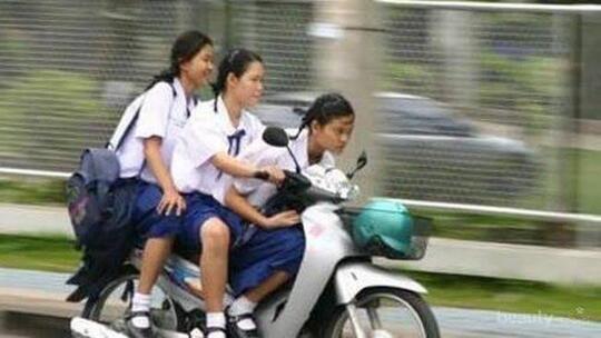 Kacaw Bor! Bawa Motor Bonceng Tiga, Ga Pakai Helm, Sanksinya Berat Loh