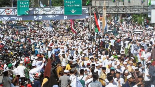 Membandingkan Kerumunan Jokowi dan HRS yang Melanggar Prokes