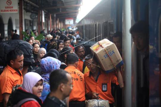 Mengenal Petugas Porter Kereta API. Pahlawan Bagi Penumpang? Atau Justru Bikin Risih?