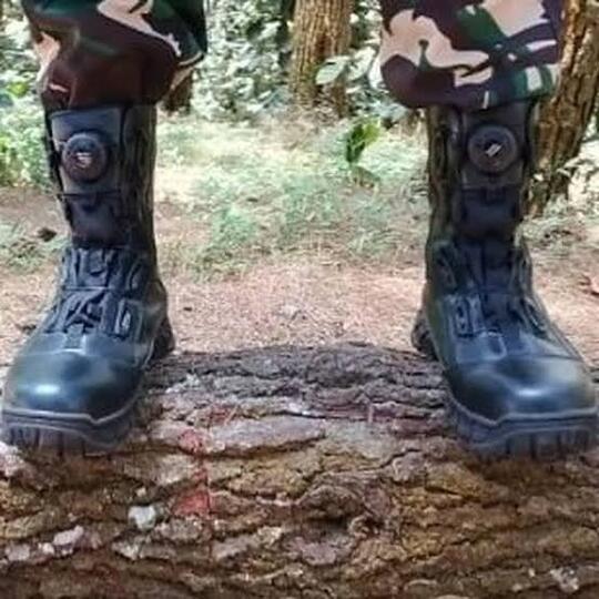 Naik Gunung Pakai Sepatu Apa Sendal?