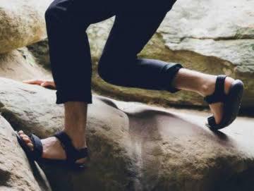 Naik Gunung Pakai Sepatu Apa Sendal?