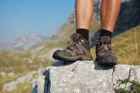 Naik Gunung Pakai Sepatu Apa Sendal?