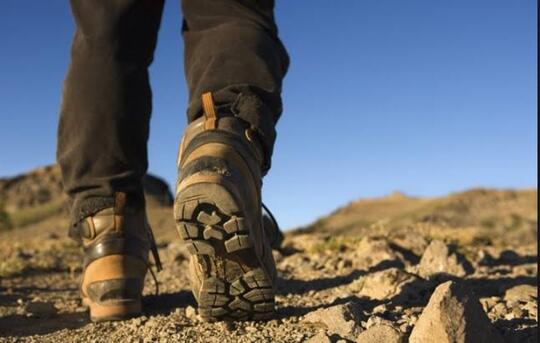 Naik Gunung Pakai Sepatu Apa Sendal?