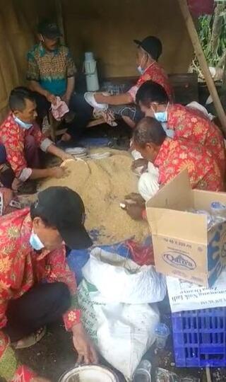 Ekstrem!Cuci Piring Cuma Pakai Serbuk Kayu, Komentar Netizen Piring Bisa Tayamum