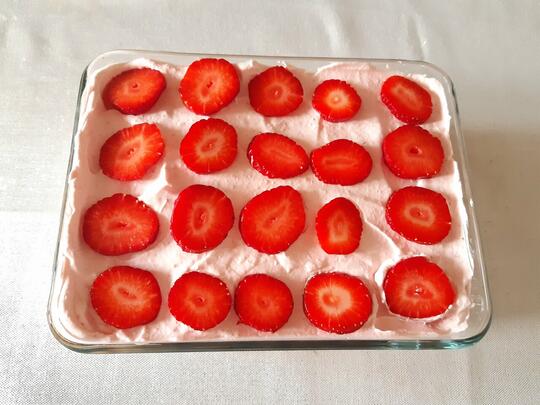 Strawberry Tiramisu (Tiramisu rasa stroberi)