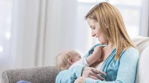 Wanita Ini Gunakan ASI Sebagai Skincare Wajah, Ada yang Mau Coba?