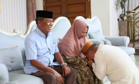 Seorang Lelaki Ingin Mengajak Nikah Ungkapkan Lewat Anaknya atau Orang Tuanya?