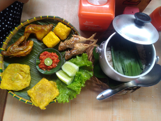 Review "Saung Liwet Mirah" Pacet Cipanas Cianjur: Murahnya Gak Bohong Loh!