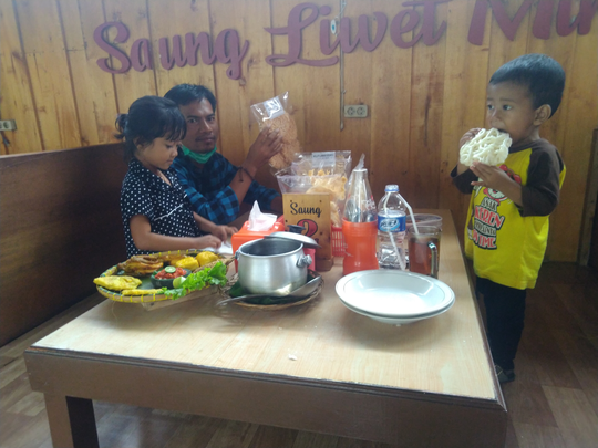 Review "Saung Liwet Mirah" Pacet Cipanas Cianjur: Murahnya Gak Bohong Loh!