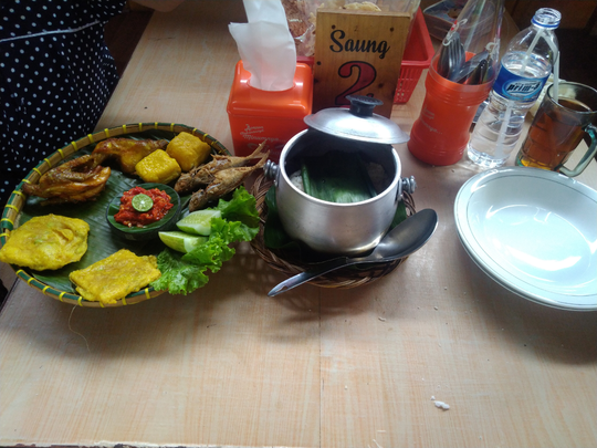 Review "Saung Liwet Mirah" Pacet Cipanas Cianjur: Murahnya Gak Bohong Loh!